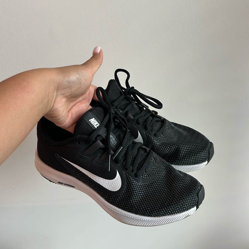 NIKE RUNNING SHOES